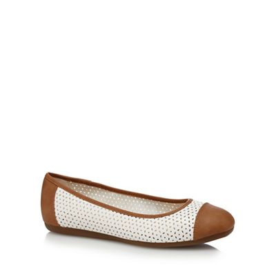 White 'Gabrielle' slip-on wide fit shoes